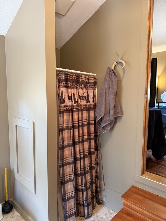 interior - chef cabin shower