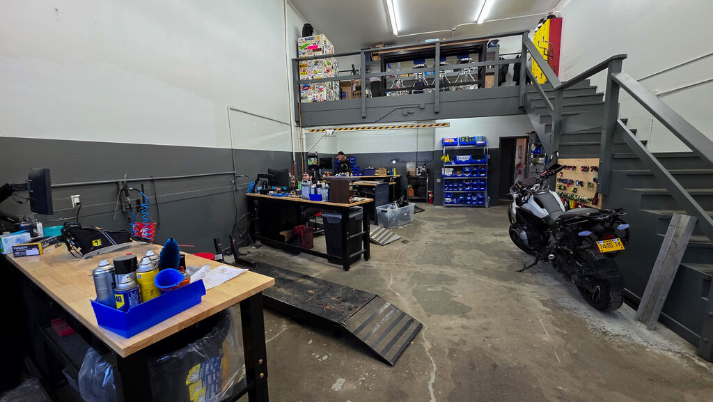 Service bay and break area loft